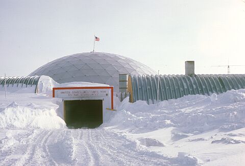 [Cappelle144.jpg]
Entrance of the dome (image © Thierry Cappelle 1977, used with permission).