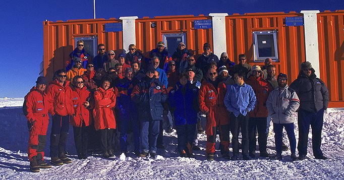 [DC_Group.jpg]
Group picture of people from the Dome C 2000 summer campaign and the traverse.