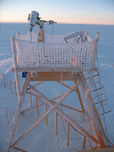 [20050408_27_ConcordiAstroPlatform.jpg]
The ConcordiAstro platform covered with snow in the cold of autumn.