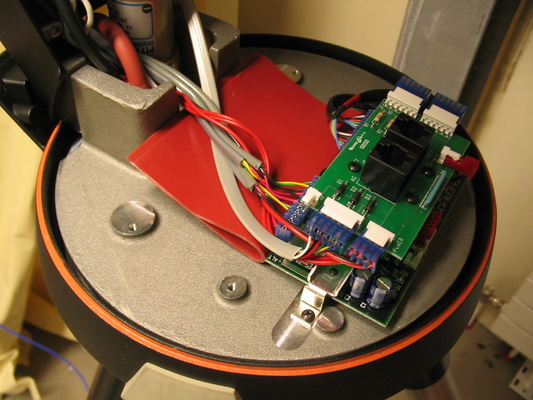 [20050506_09_TelescopeModification.jpg]
Internal modifications to my Celestron Nexstar 5i: 2 resistor networks added on the inside, one near the electronics and Az axis, the other near the Alt step motor.