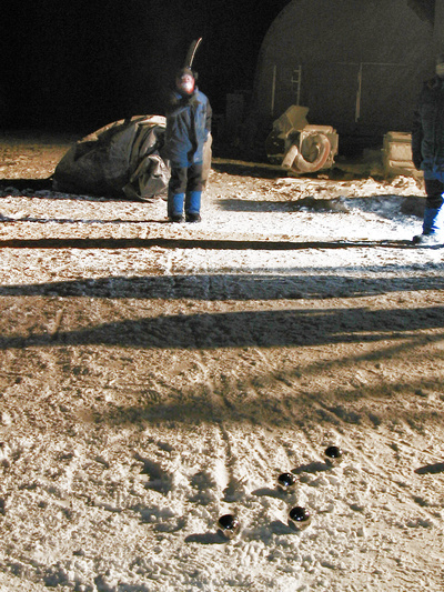 [20050724_035_Petanque_.jpg]
Playing balls in the winter night.