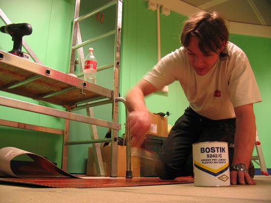 [20050729_003_StefMondo.jpg]
Stef applying glue to the carpeting destined to go in the quiet building's bathroom.