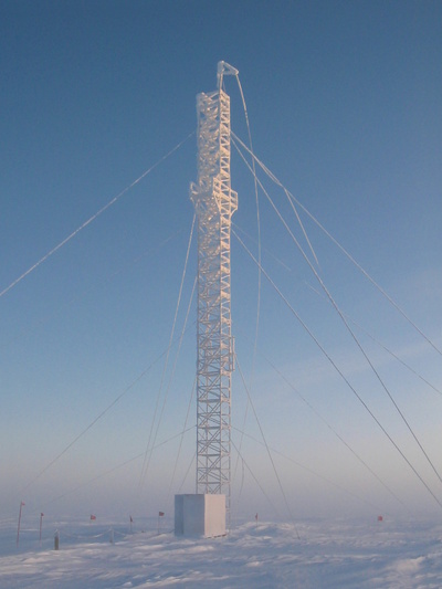 [20050818_011_Mast.jpg]
The american mast, 30 meters high, gets progressively more covered with deposited ice the farther up you go.