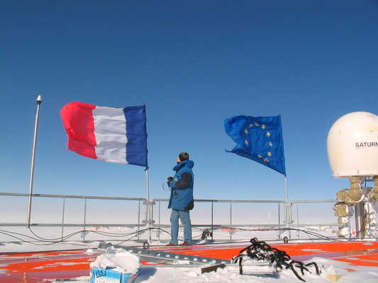 [20051102_014_FlagSetup.jpg]
Michel fixing flags on the roof of Concordia for the arrival of the first airplane.