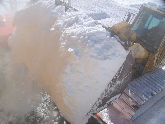 [20051108_018_LoadingMelter.jpg]
Claire loading the melter with fresh snow, with more summer people, it's so much more consumed water, and with increased outside activity it's also more sweat and showers !