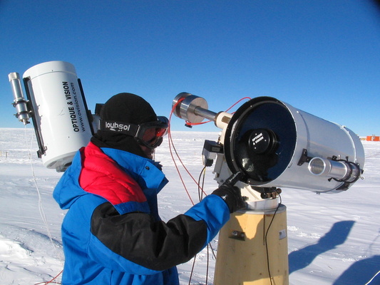 [20051115_011_Condensation.jpg]
Eric showing a spot of frozen condensation inside a newly installed telescope, just brought out from indoors. After a few hours in the sun it will be gone.