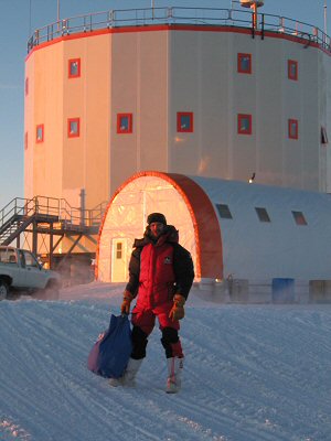 [LaundryConcordia.jpg]
That's me coming back with my laundry from the summer camp. Night sun on the quiet building of Concordia.