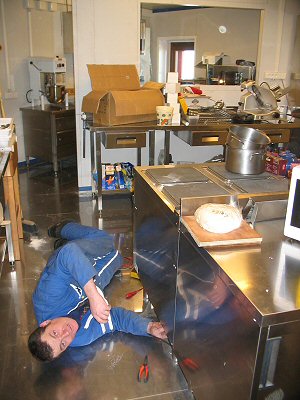 [MichelRepairOven.jpg]
Michel fixing the oven of the new kitchen.