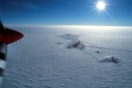 [HighPlateauConcordia2.jpg]
Flying above Dome C.