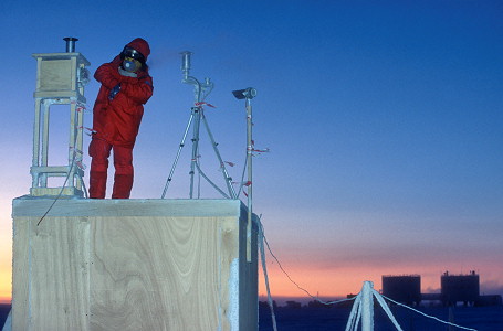 [EmanueleChangingFilters1.jpg]
Emanuele changing one of the filters on the roof of his shelter.