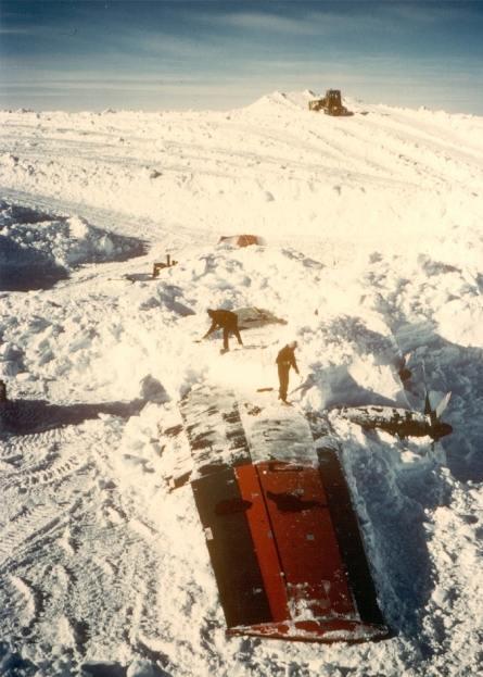 [wing1.jpg]
Removing the snow from the wings.