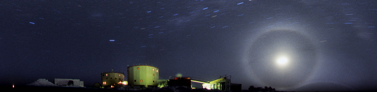 [ConcordiaNight6FVW.jpg]
A parhely circle around the moon, often nicknamed 'moondogs'.