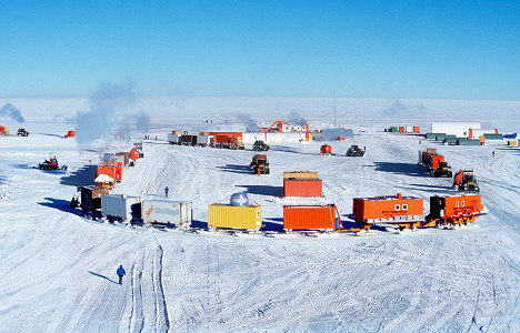 [ArrivalTakeTurnComposite.jpg]
Sled trains turning around in the 'parking lot' of the Dome C summer camp.