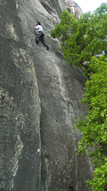 [20100523_183320_Annot_VireMed.jpg]
Loic onsighting the crack, placing all the pro.