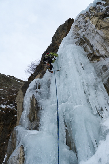 [20120102_110702_Patri.jpg]
Adriano at the base of Patri. Ice a little wet.