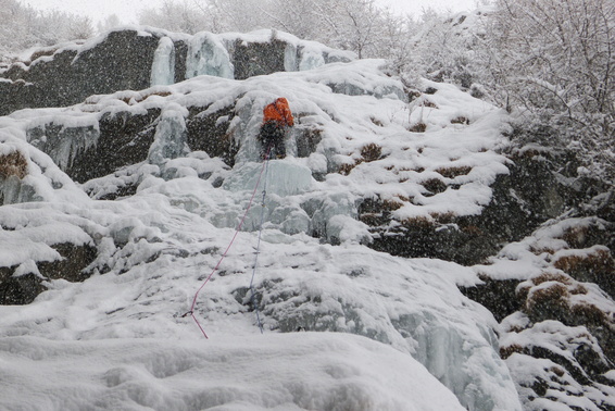 [20120105_123637_Valtournenche.jpg]
As Guido finished the 2st pitch the snowfall intensifies. I lead the good but short overhanging 2nd pitch and then we head home to dry. Better luck next year maybe.