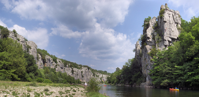 [20080510_145817_ArdechePano_.jpg]
As the river goes down between the cliffs, canoeists look up at the climbers, and climbers try not to fall on them.