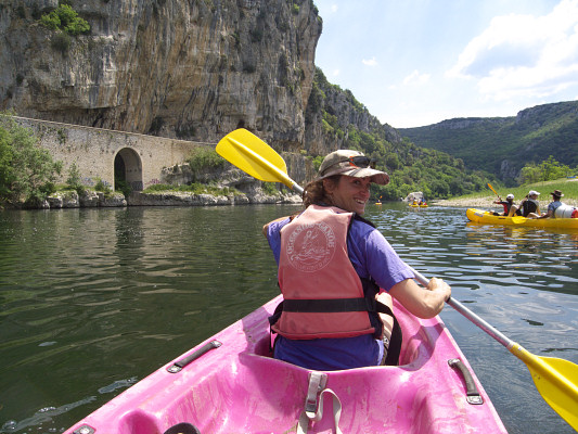 [20080511_130412_PontDArcCanoe.jpg]
Canoeing is so popular on the Ardeche, it's turned into a real industry with rentals everywhere.