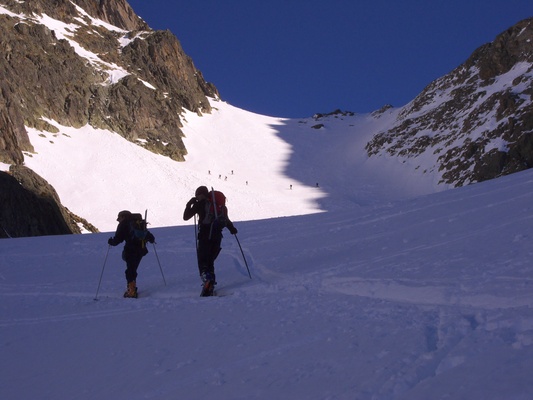 [20080210_112550_ArguilleCouloir.jpg]
Going up the Vaumart valley. This was my first steep skiing in a good 10 years, and rather unplanned too.