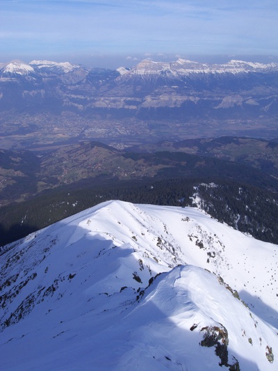 [20080309_092853_Orionde.jpg]
The lower and easy Orionde Peak seen from the summit of the Barlet. From where I am there are 4 ways down, starting at 45°. I'll pick the one in worst conditions...