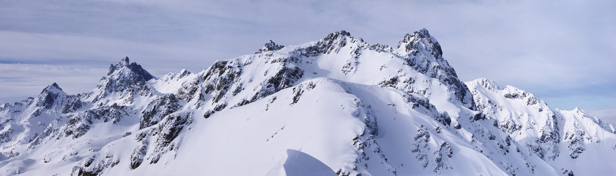 [20080318_083134_FerrouilletPano_.jpg]
The other side of the Ferrouillet seen from the Sifflet, another excellent steep and short couloir done before heading to work.