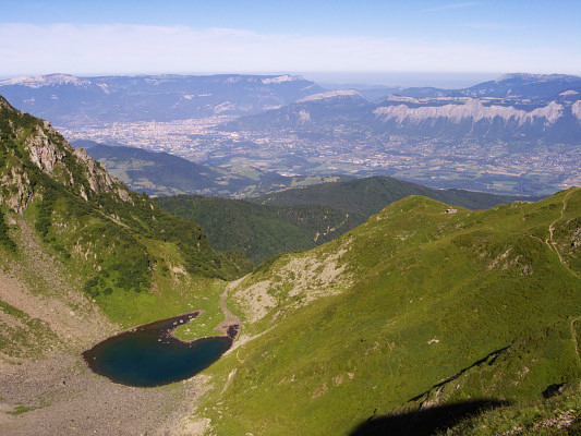 [20080724_085156_Sitre.jpg]
Sitre lac and the hut of the same name as seen from the start of the ridge. In the background, the Vercors dominating Grenoble and the Chartreuse on the right.