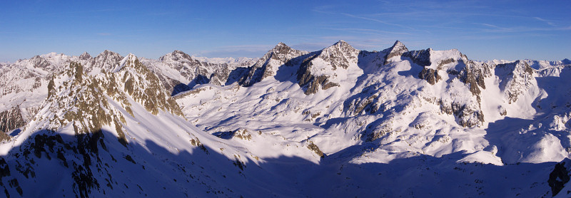 [20090104_155020_BelledonnePano_.jpg]
A panorama of the south Belledonne range.