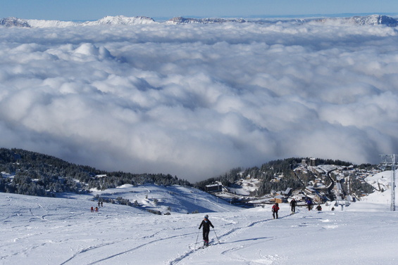 [20091111_104150_Chamrousse.jpg]
Chamrousse, the ski resort closest to Grenoble (under the clouds), after 40cm of fresh snow on november 11th. Thousands of backcountry skiers rush to the still closed slopes.