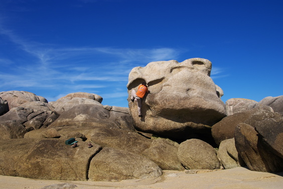 [20100912_163551_Kerlouan.jpg]
Boulder shaped by a combination of wind and tides.