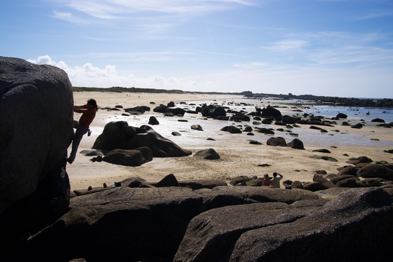 [20100912_163745_Kerlouan.jpg]
There are several groups of boulders spread over an area several km wide along the beach.