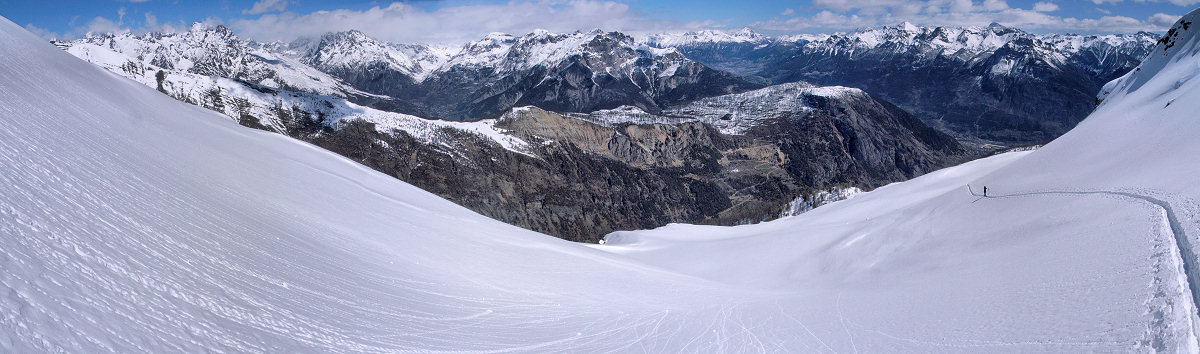 [20060412_CreteDeLaSeytePano.jpg]
Panoramic view from just below the summit of the Seyte crest.