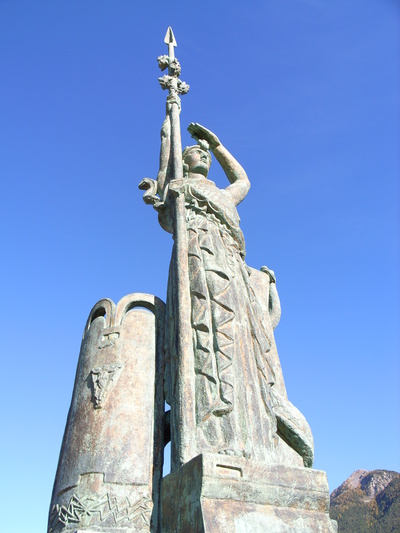 [20061024-160903-BrianconStatue.jpg]
Bronze statue in the summit of the fortress of Briançon. Yeah, you can see far away from up there, so it's not an allegory.