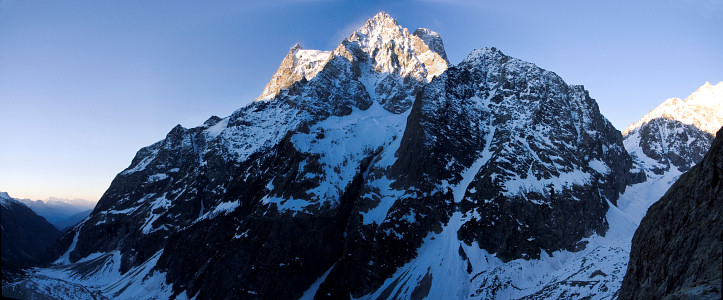 [20070507-PelvouxPano_.jpg]
Early morning light on Mt Pelvoux.