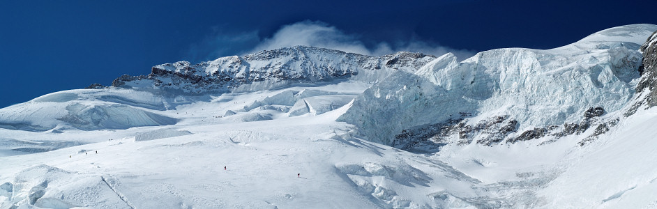 [20070507_EcrinsFacePano_.jpg]
About 40 people going up and a few already coming down the upper part of the north face of the Ecrins. Is the big serac visible enough now ?