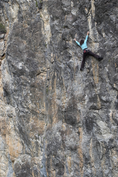 [20070520_093120_LesAyesJenny.jpg]
Jenny on a warm-up route at Les Ayes, a summer cliff above Briançon.