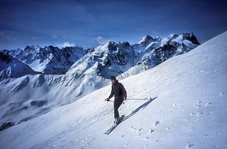 [CecileSki.jpg]
Cécile doing her last descent of the season on the Tete blanche du Galibier, a very crowded summit.