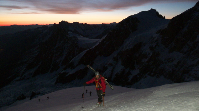 [20120602_040000_GrandsMuletsEarly.jpg]
After skiing up on the hard snow towards the Gouter ridge, we reach the schrund and put the skis on the pack for quite a ways.