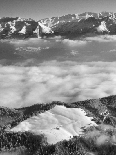 [20071215-130452_ChamechaudeIsolated_.jpg]
The Emeindras hut and part of the Belledonne range seen from the summit of Chamechaude.