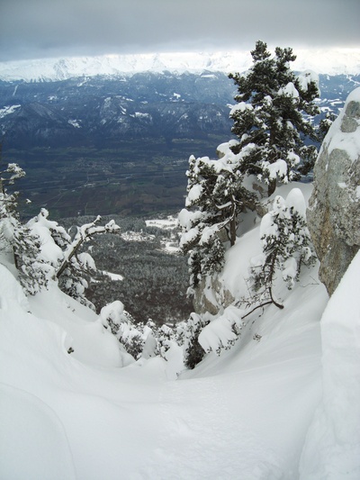 [20080325_182323_AulpSeuil.jpg]
Looking down into the start of the couloir quasi-rectiligne from the Aulp du Seuil after a dump of lots of fresh snow.