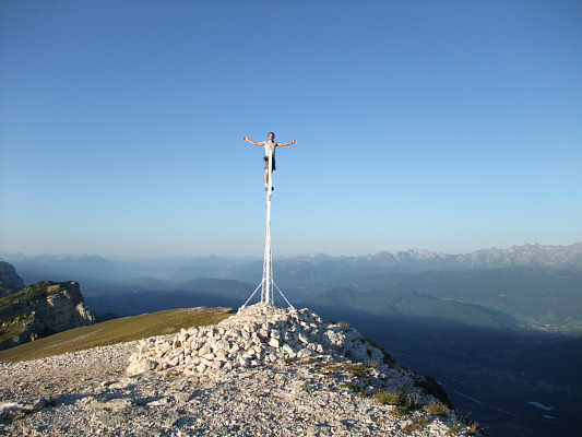 [20080806_080653_DentCrolle.jpg]
Standing atop the summit cross of the Dent de Crolles, dominating Grenoble.