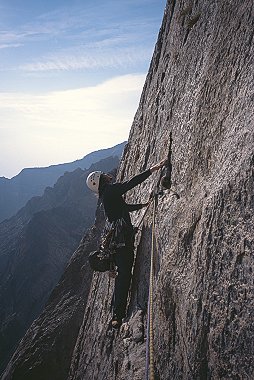 [Casual_TraverseP2.jpg]
That's me on the traverse of the 2nd pitch. We did an intermediate belay before the traverse to avoid rope drag.