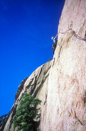 [Corsica_PuntaCorbuOffroute.jpg]
Steep section of 6c while offroute, fortunately well bolted.