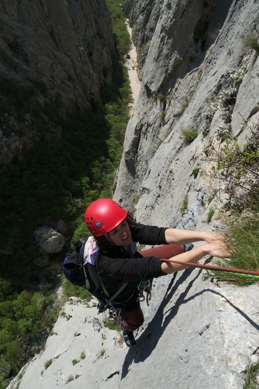 [20100415_125852_SenzaPieta.jpg]
A little dyno and the pitch is over. The entrance to the canyon below appears packed with people.