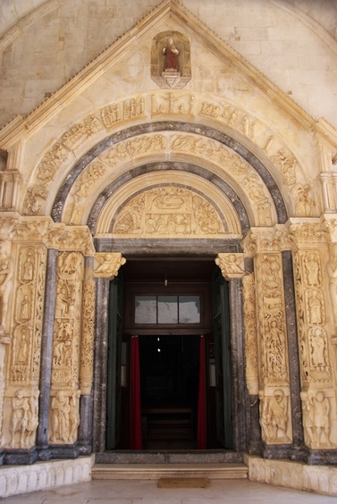 [20100419_145537_Trogir.jpg]
Entrance to the cathedral of Trogir.