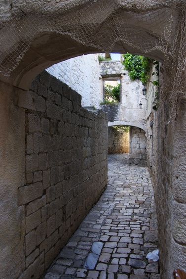 [20100419_150730_Trogir.jpg]
Narrow streets in Trogir.