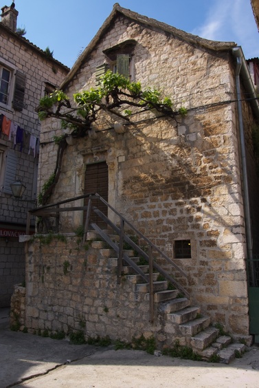 [20100419_152017_Trogir.jpg]
Old house slanting to the left.