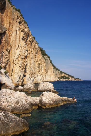 [20100420_171739_SvetaNedjeljaCliffbase.jpg]
The cliff prolongs for more than 200 meters into the sea. There's also some climbing on the other side with a different access.