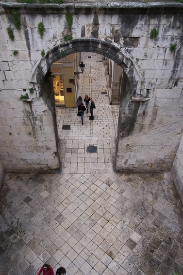 [20100423_153337_Split.jpg]
One of the entrances through the old city walls.