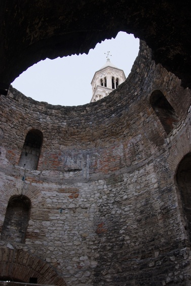 [20100423_155141_SplitDiocletianPalace.jpg]
Remnants of an old basilica ? There are similar even older walls sticking out of some buildings.