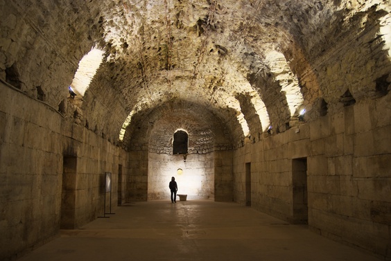 [20100423_174630_SplitDiocletianPalace.jpg]
Ample space for a wine cellar...